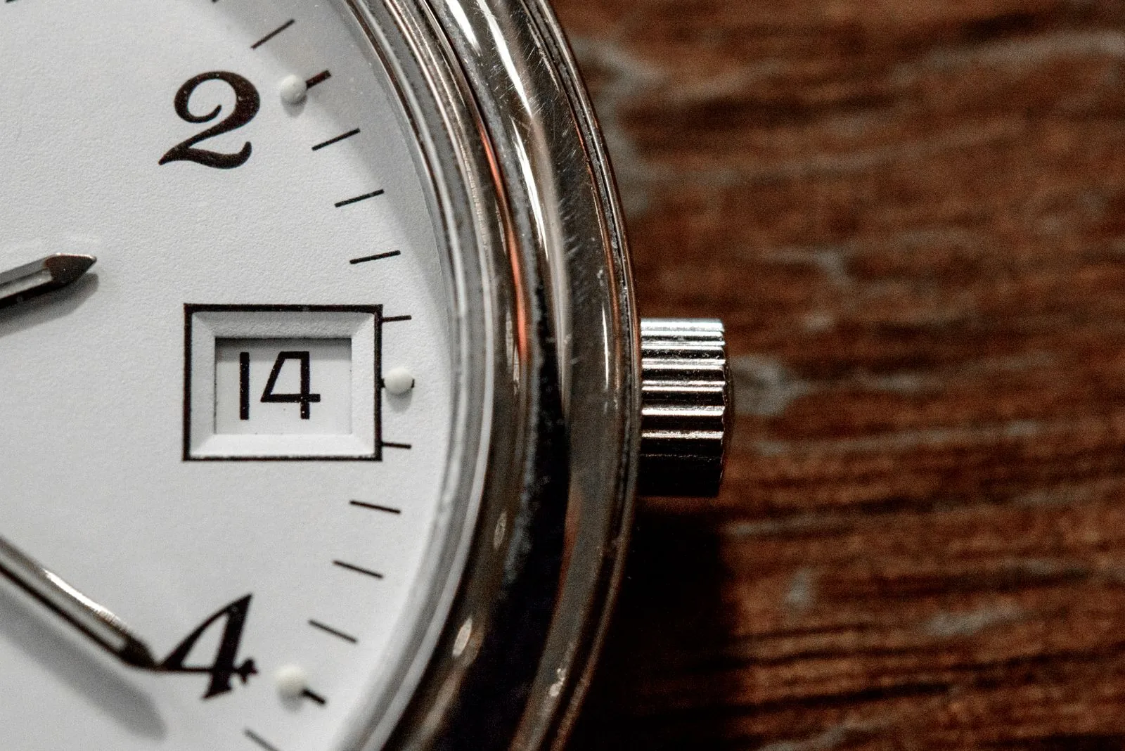 Date window, crown and hands on a white dial, the original parts to ask about before buying a used watch